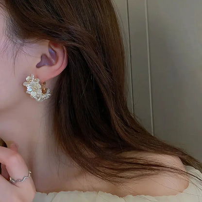 KOREAN - NEW EXQUISITE FLOWER SPLICING EARRINGS TEMPERAMENT - SIMPLE FASHION VERSATILE EARRINGS