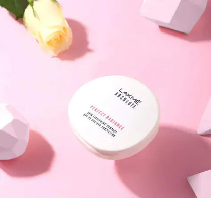 LAKMÉ Perfect Radiance Compact Powder, Ivory Fair 01, 8 Gm Compact Powder With Spf 23 Soothing And Moisturising Compact Smooth Matte Finish